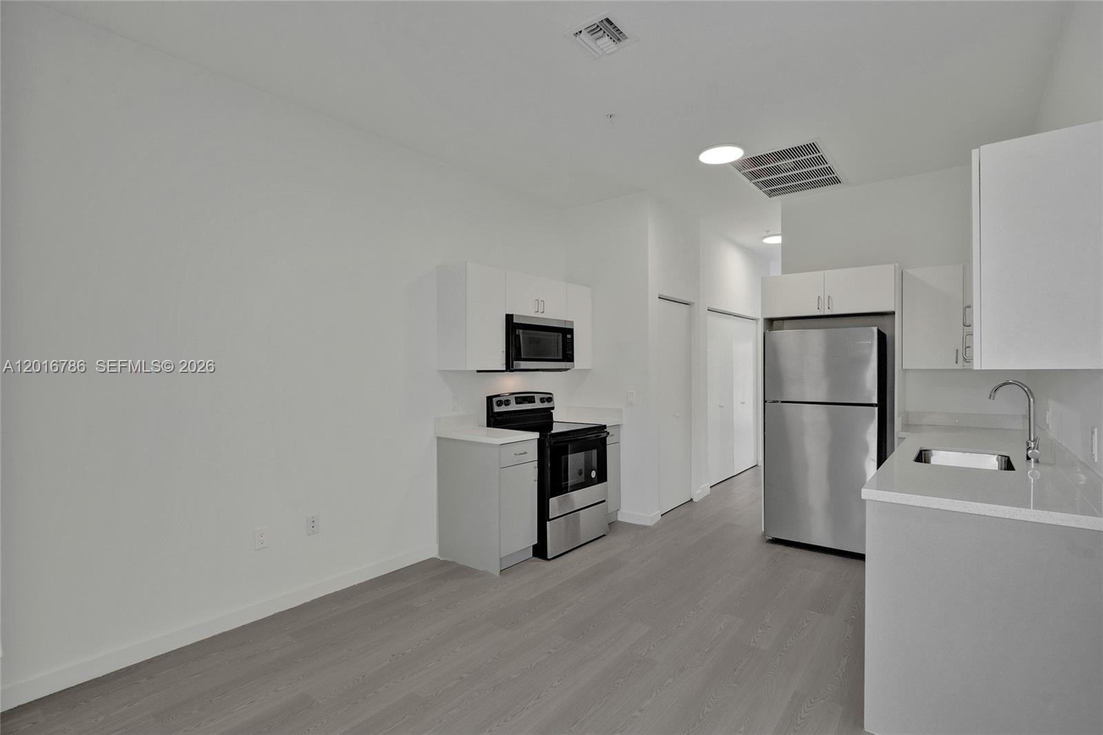 LAWRENCE ESTATES LAND COS - Residential Lease