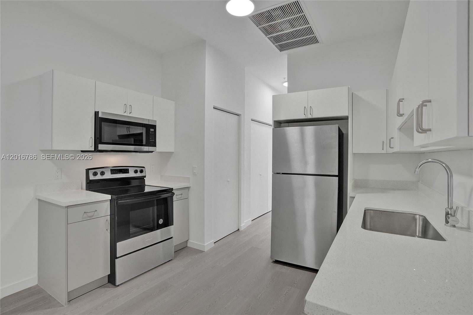 LAWRENCE ESTATES LAND COS - Residential Lease
