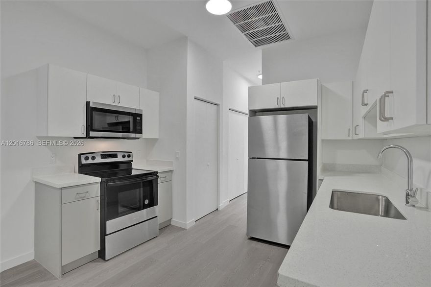 Brand-new residence in the heart of Little Havana. Be the first to live in this modern 1bed/1bath unit. Thoughtfully designed with contemporary finishes, open layouts, and abundant natural light, with washer and dryer in the unit. Conveniently located just minutes from Downtown Miami, Brickell, LoanDepot Park, major highways, and public transportation. Easy access to restaurants, shopping, entertainment, and Miami’s vibrant cultural scene. Rapid approval process.

Residencia a estrenar en el corazón de Little Havana. Sea el primero en vivir en esta moderna unidad de 1 hab/1 baño. Diseñadas con acabados contemporáneos, espacios abiertos y excelente iluminación natural, y lavadora y secadora en la unidad. Ubicación céntrica a minutos de Downtown Miami, Brickell, LoanDepot Park, principales autopistas y transporte público. Disfrute de acceso rápido a restaurantes, tiendas, entretenimiento y toda la vibrante vida cultural de Miami. Proceso de aprobación rápido.