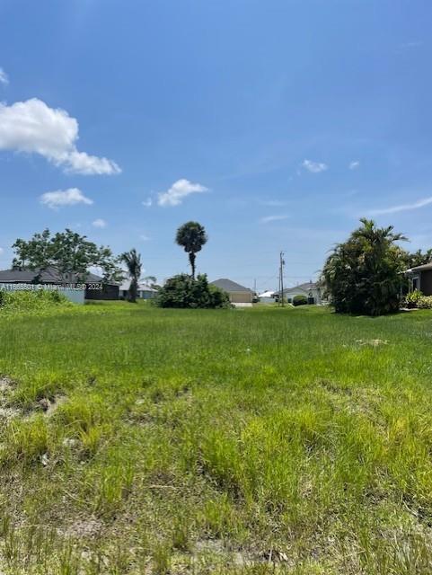 Beautiful lot for sale, VACANT RESIDENTIAL LAND. Cape Coral is an excellent option to build the home of your dreams without the costs of big cities, in a nice neighborhood with no HOA! Exceptional developing area!! GO AND SEE IT DIRECTLY. DON'T MISS IT!! OWNER MOTIVATE