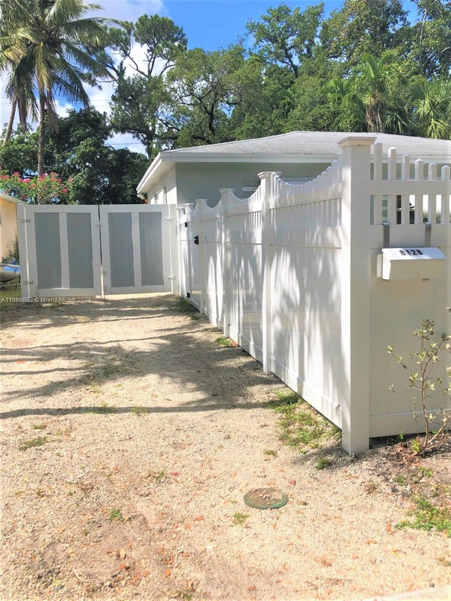 LAUDERDALE PINES - Residential Lease