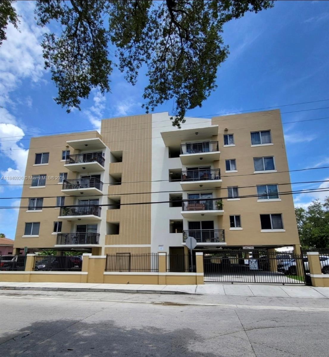Large 1-bedroom, 1 bath condo, with gorgeous city views. Has granite countertops in the kitchen and bath. The unit has many upgrades, show, and rent.