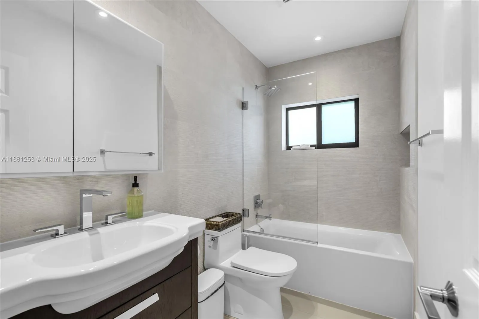 Key Biscayne, Florida 33149, United States, 5 Bedrooms Bedrooms, ,4 BathroomsBathrooms,Residential,Active,212423