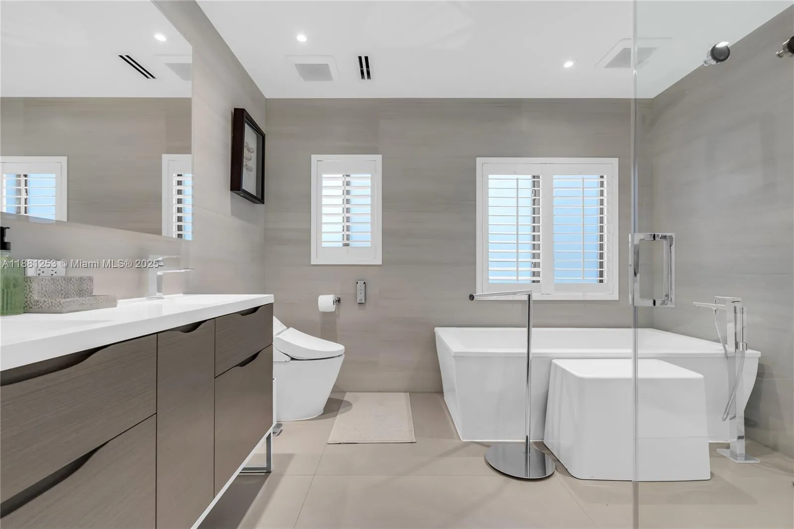 Key Biscayne, Florida 33149, United States, 5 Bedrooms Bedrooms, ,4 BathroomsBathrooms,Residential,Active,212423