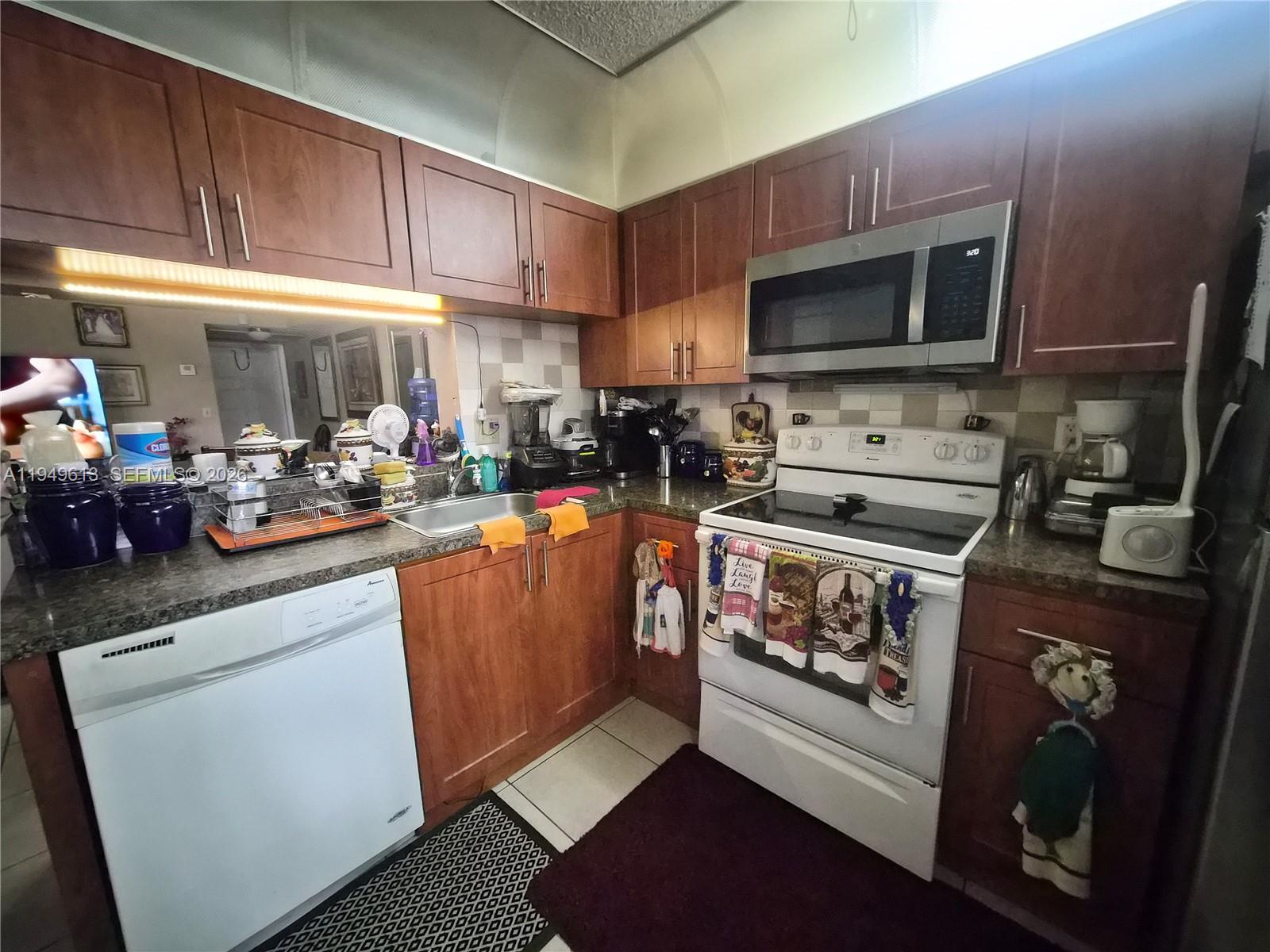 LAKESHORE CONDO #5 - Residential