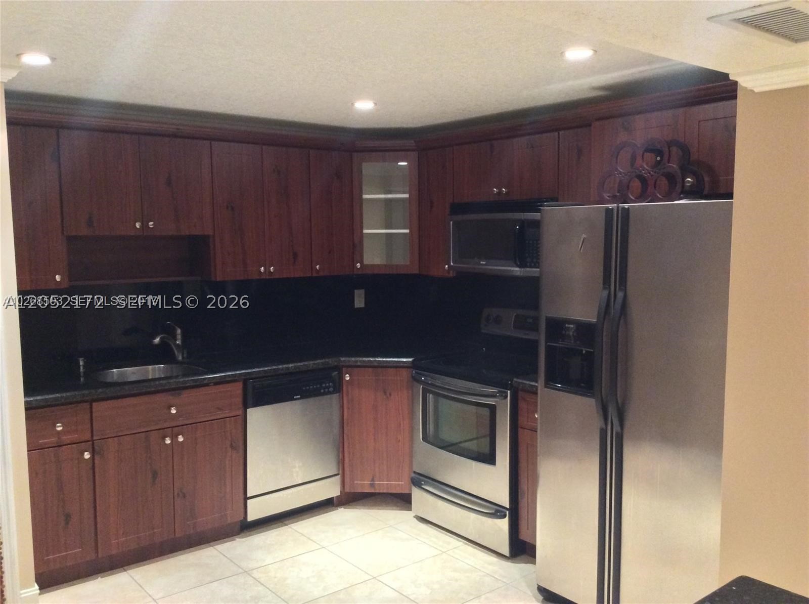 1800 Collins Ave 17A
