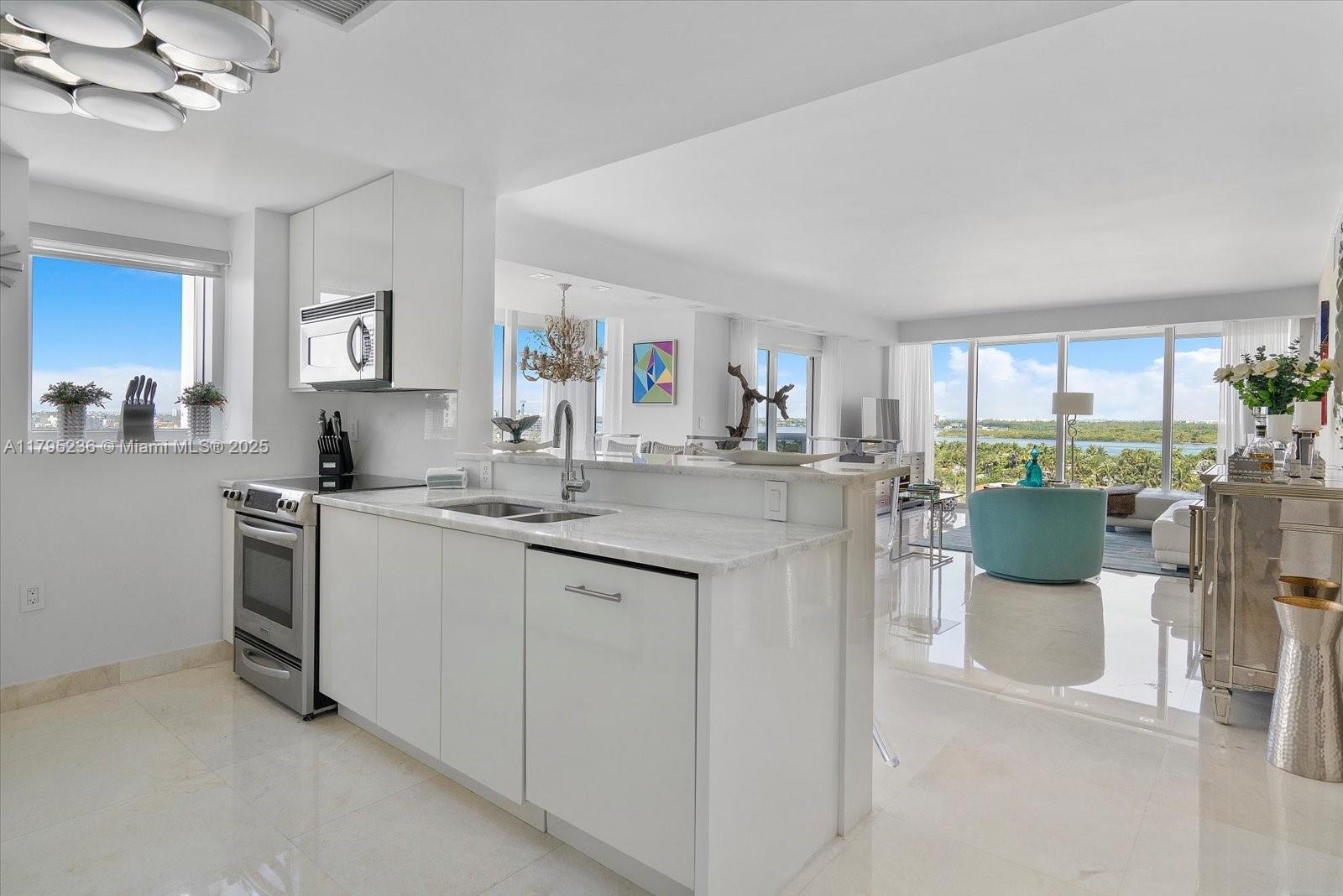 10275 Collins Ave 922
