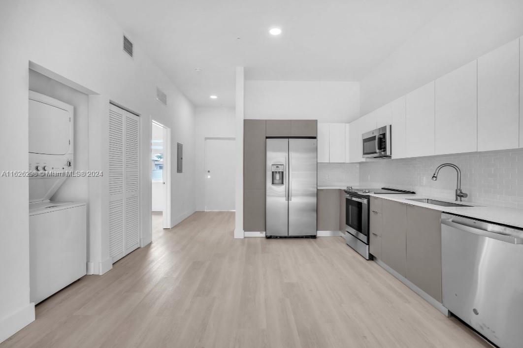 Rental Property at 501 N Dixie Hwy C102, Hallandale Beach, Broward County, Florida - Bedrooms: 2 
Bathrooms: 2  - $2,575 MO.
