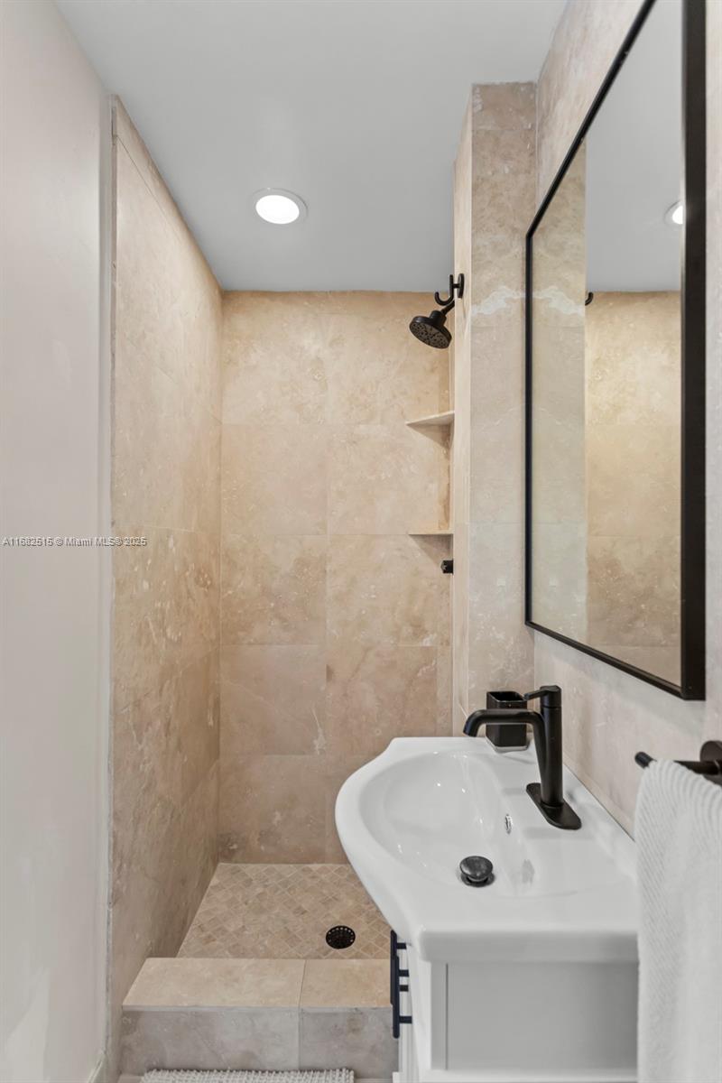 RIO VISTA ISLES - Residential