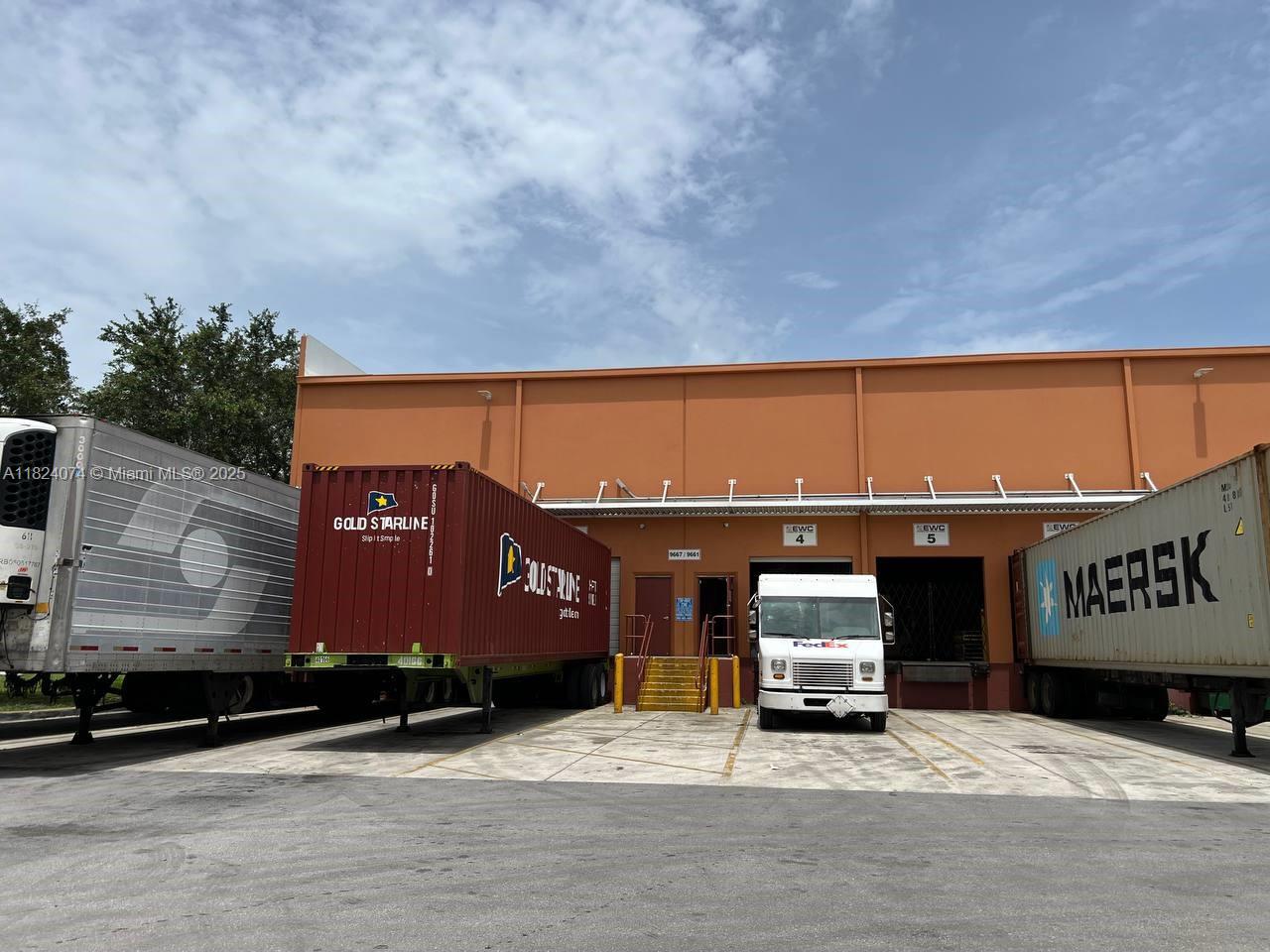 REFRIGERATED/COOLER SPACE
~ 3,947 SF TOTAL
~ 3,078 SF OF REFRIGERATED/COOLER SPACE
~ 869 SF DRY STORAGE SPACE
3 DOCK HIGH DOORS
24' CEILING HEIGHT
CLOSE PROXIMITY TO FL TURNPIKE & DOLPHIN EXPY