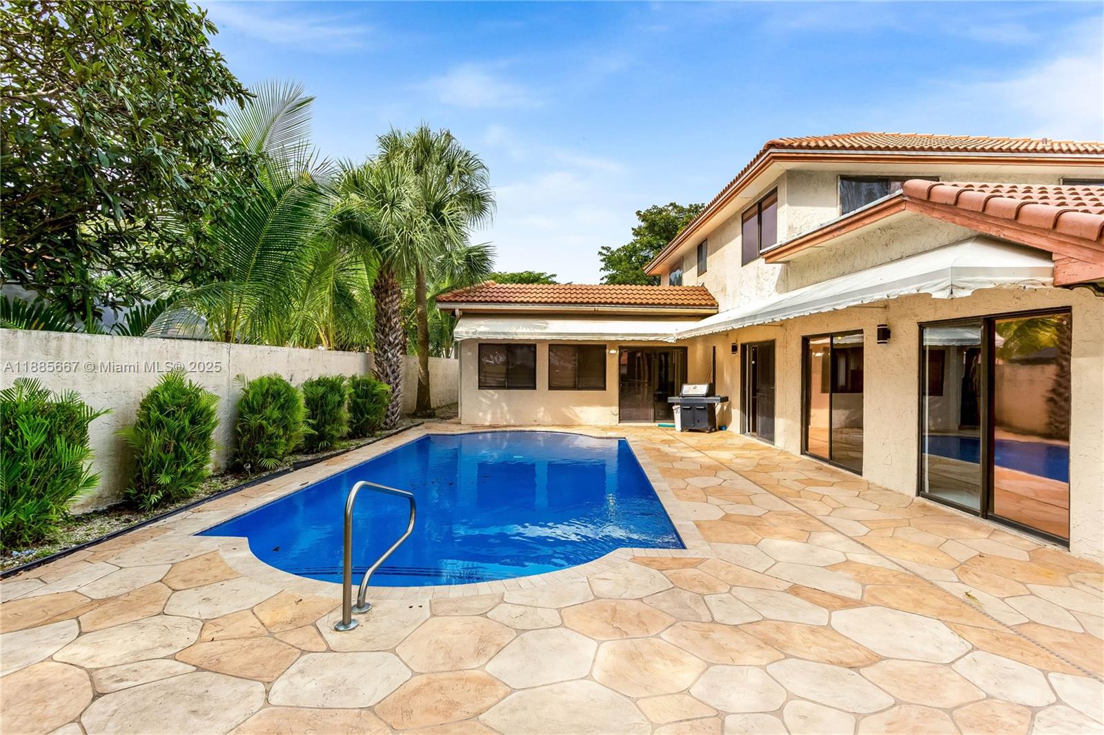 VILLAGES OF HILLSBORO - Residential Lease