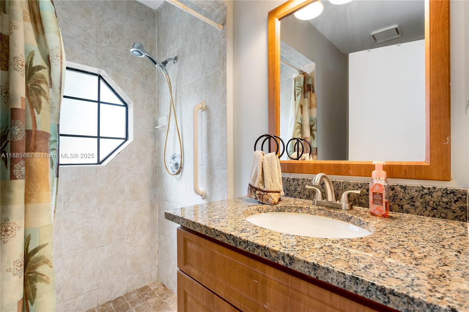 VILLAGES OF HILLSBORO - Residential Lease