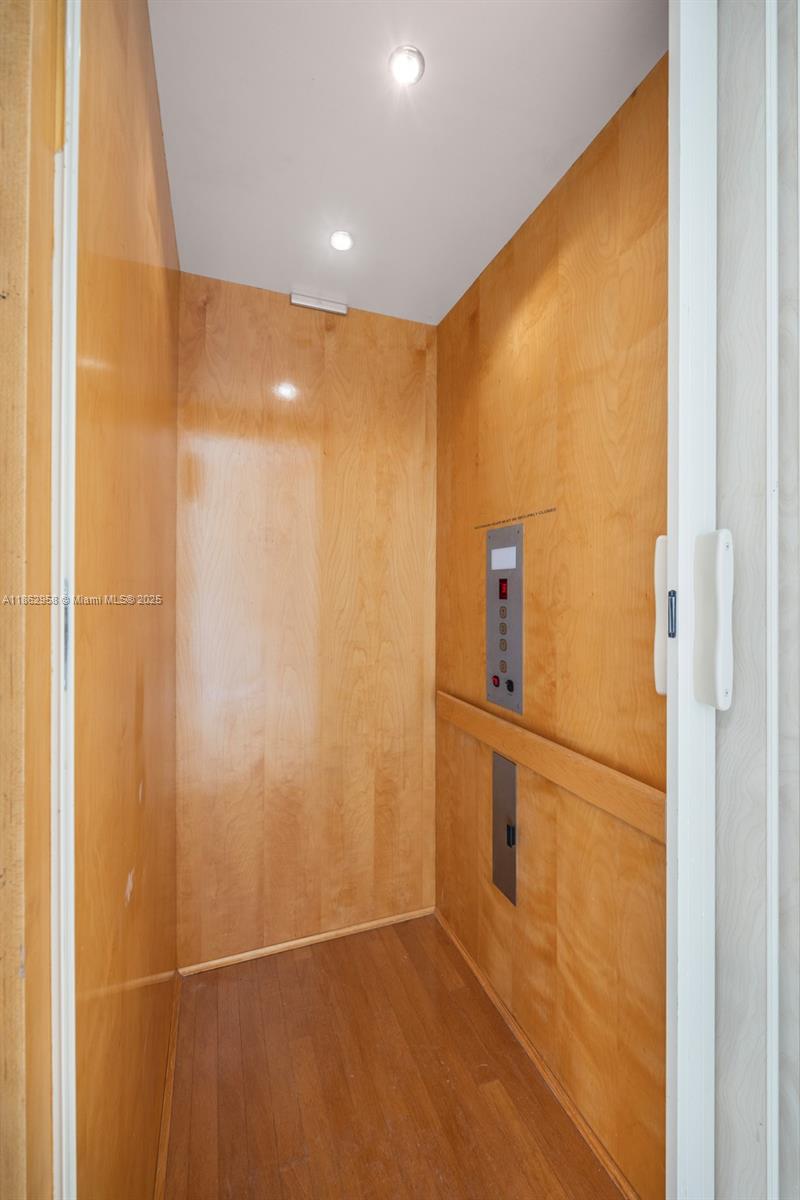 HILLSBORO SHORES - Residential