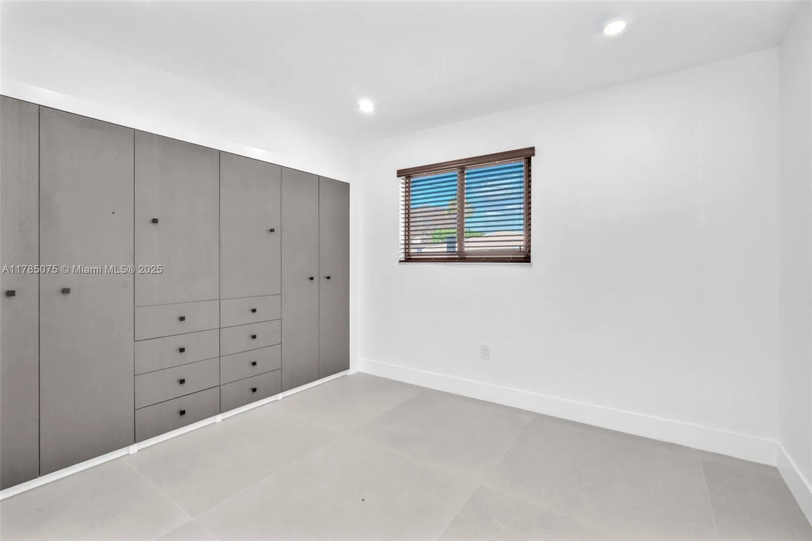 Hialeah, Florida 33015, United States, 4 Bedrooms Bedrooms, ,2 BathroomsBathrooms,Residential,Active,110619