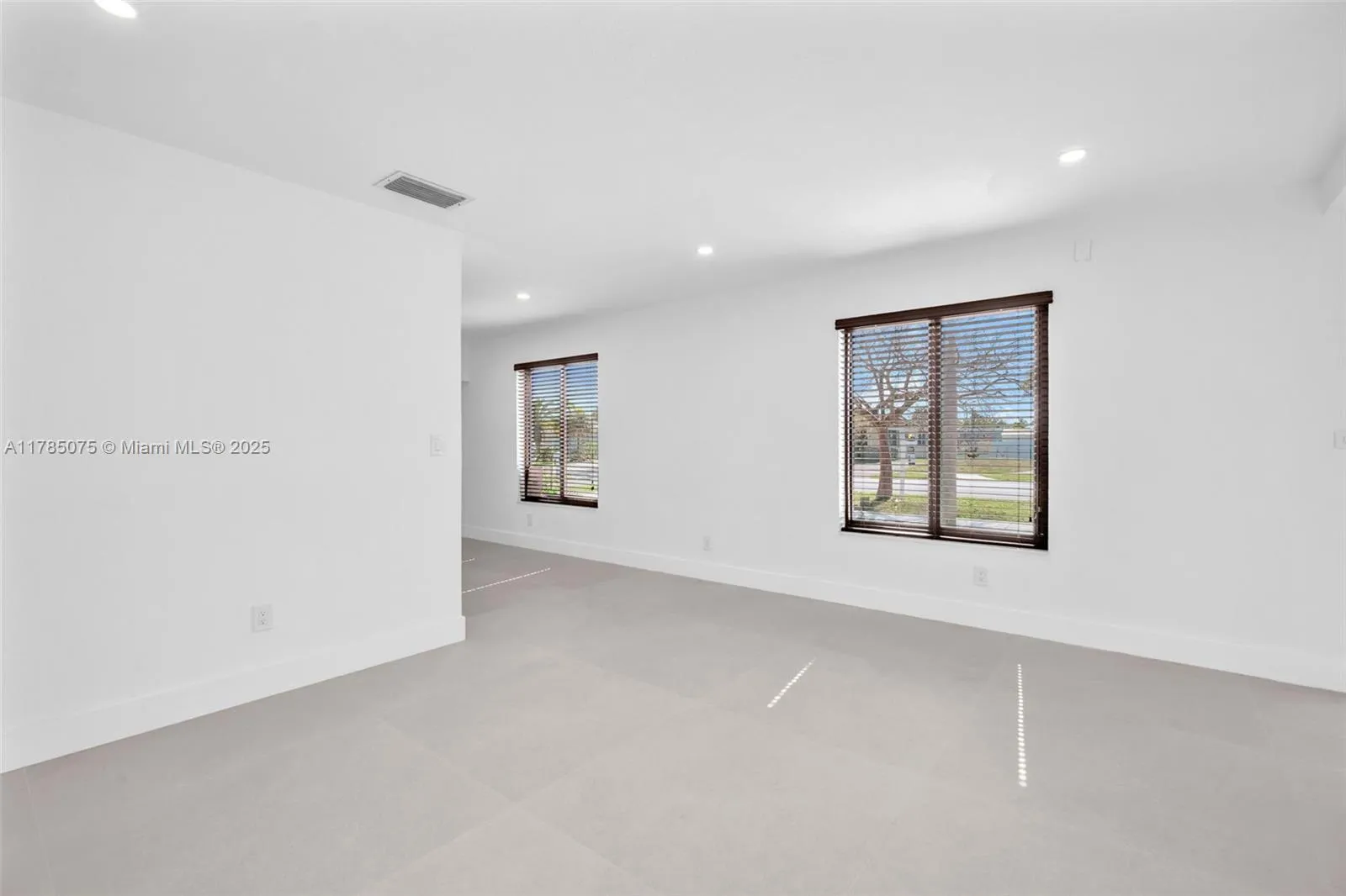 Hialeah, Florida 33015, United States, 4 Bedrooms Bedrooms, ,2 BathroomsBathrooms,Residential,Active,110619