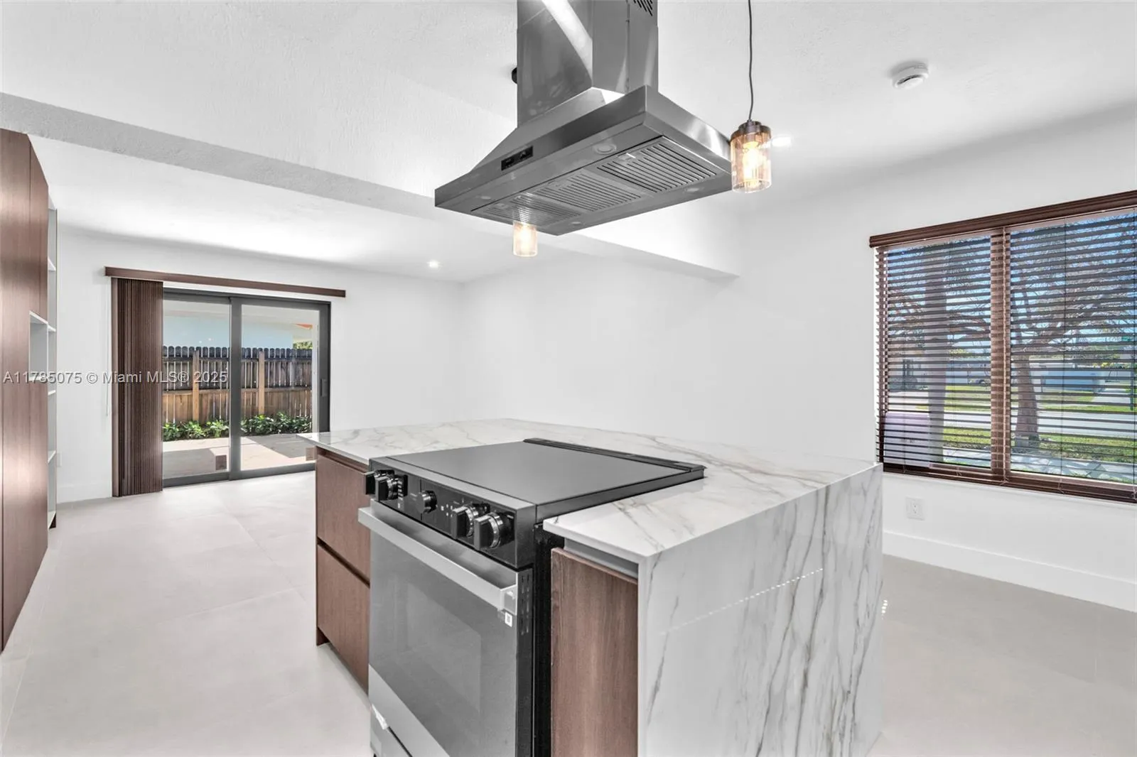 Hialeah, Florida 33015, United States, 4 Bedrooms Bedrooms, ,2 BathroomsBathrooms,Residential,Active,110619