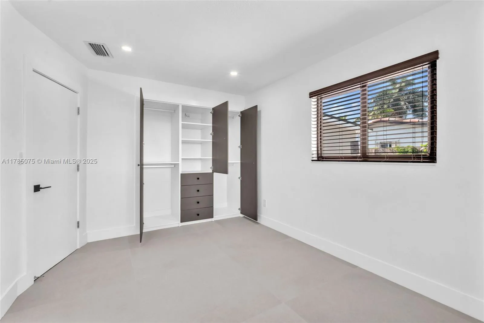 Hialeah, Florida 33015, United States, 4 Bedrooms Bedrooms, ,2 BathroomsBathrooms,Residential,Active,110619