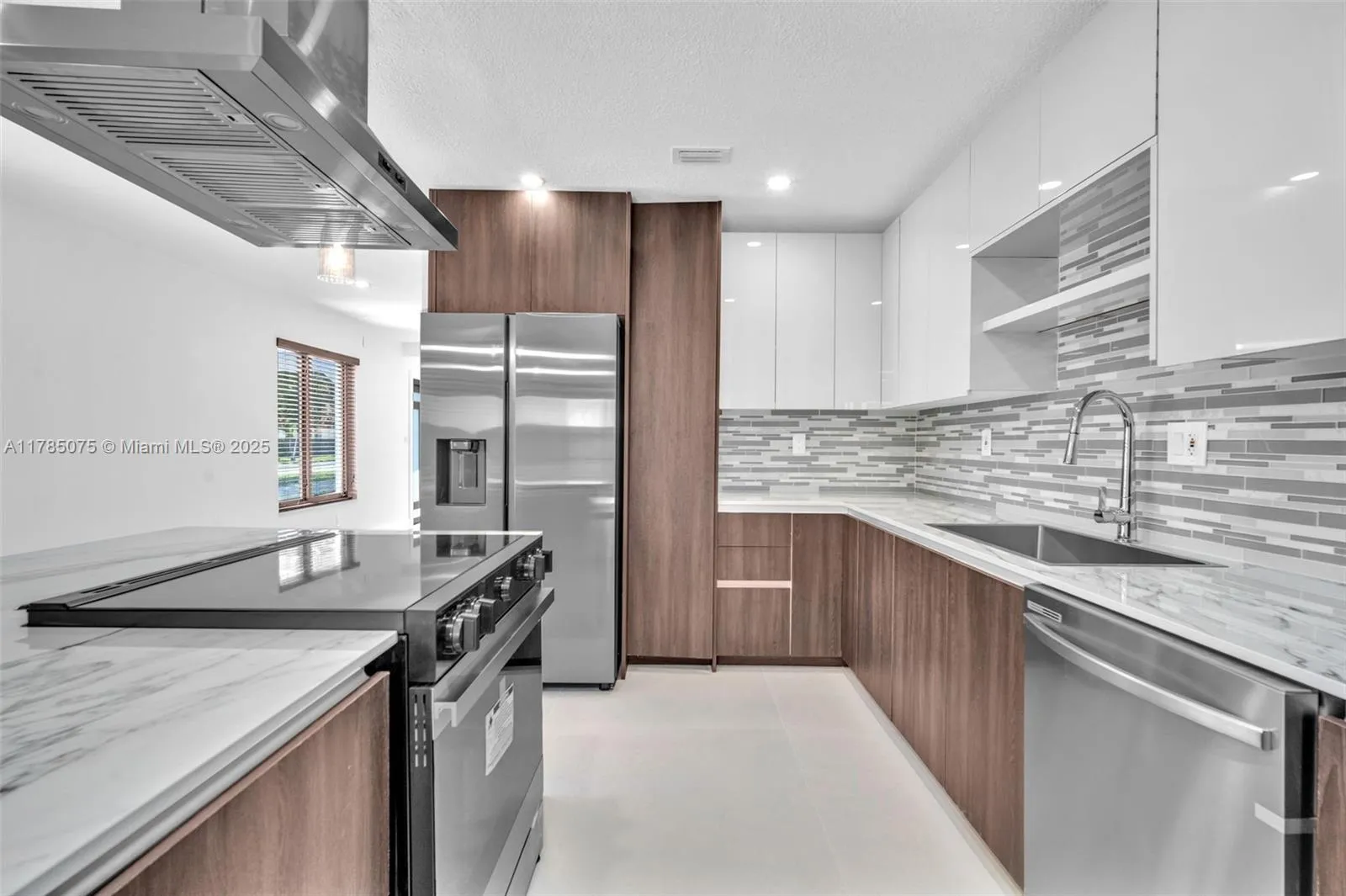 Hialeah, Florida 33015, United States, 4 Bedrooms Bedrooms, ,2 BathroomsBathrooms,Residential,Active,110619