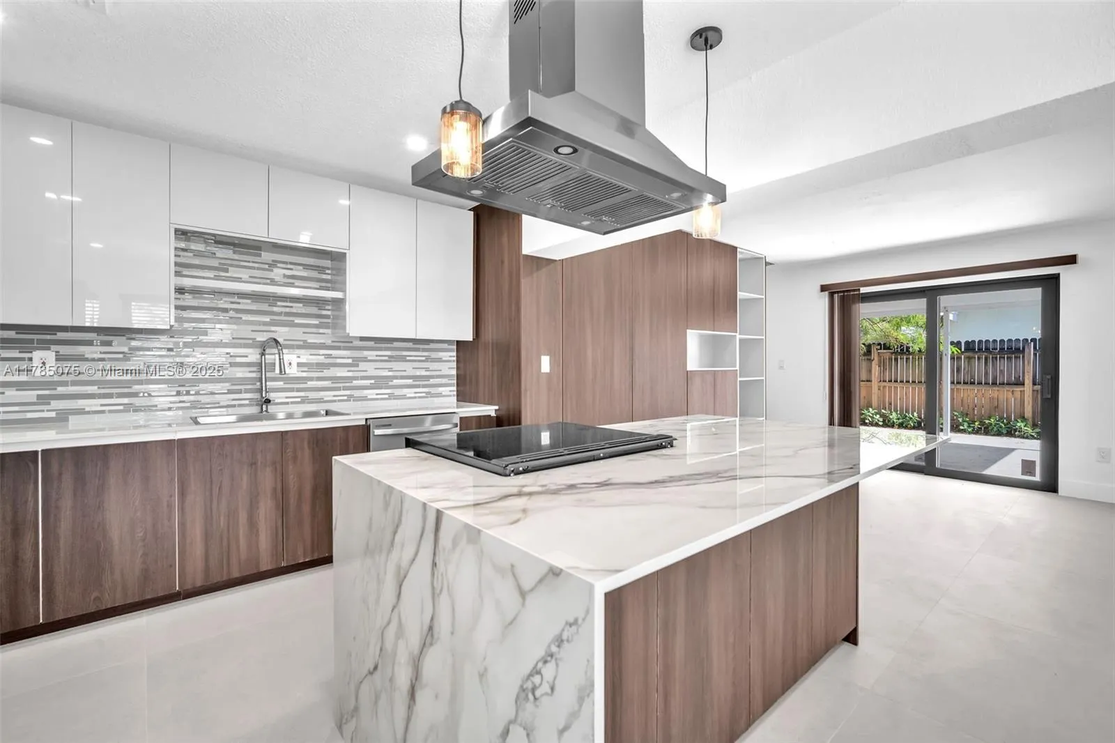 Hialeah, Florida 33015, United States, 4 Bedrooms Bedrooms, ,2 BathroomsBathrooms,Residential,Active,110619