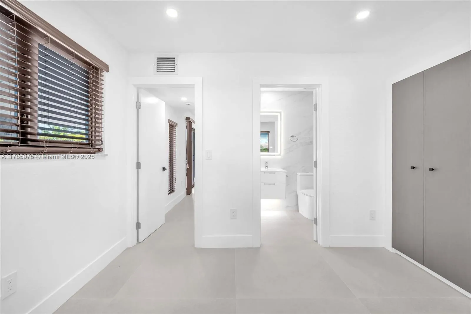 Hialeah, Florida 33015, United States, 4 Bedrooms Bedrooms, ,2 BathroomsBathrooms,Residential,Active,110619