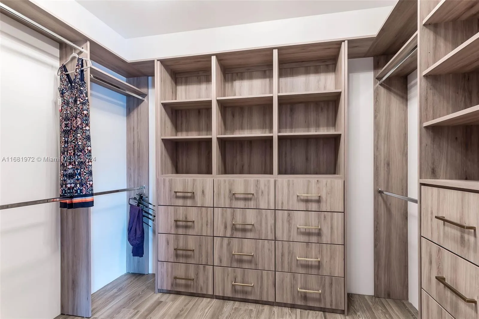 Pinecrest, Florida 33156, United States, 4 Bedrooms Bedrooms, ,5 BathroomsBathrooms,Residential,Active,37011