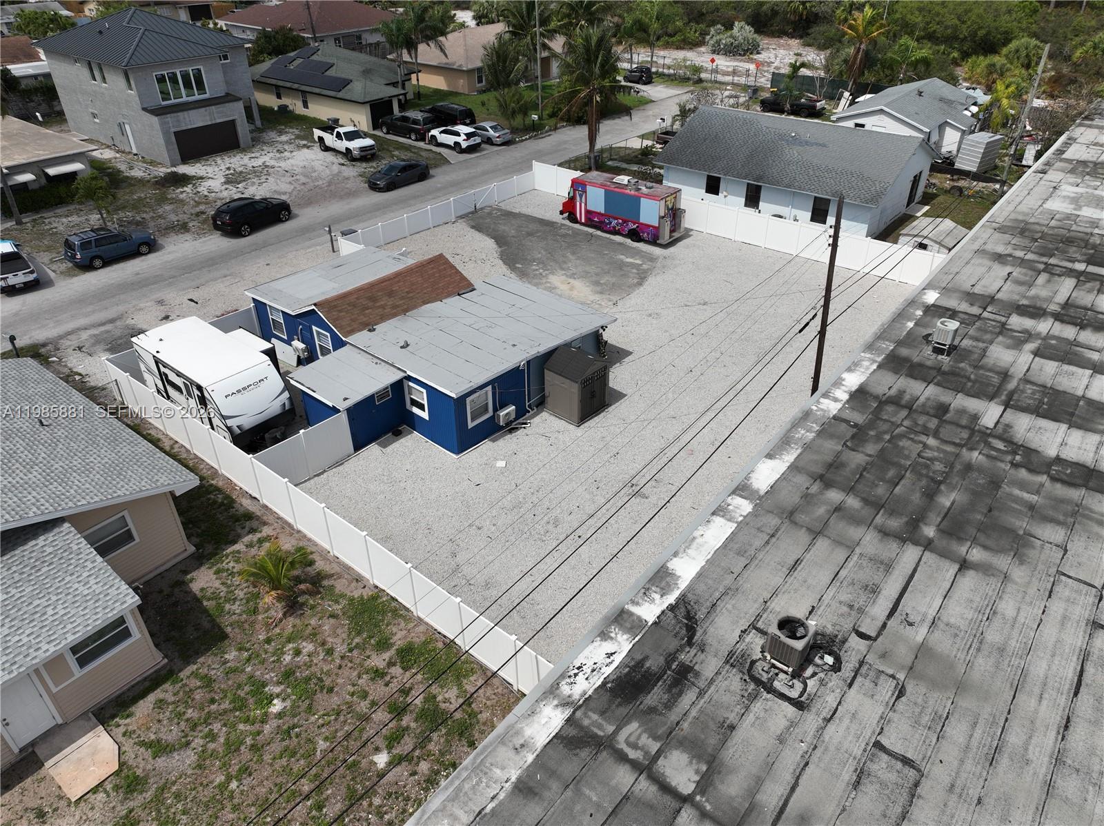 TROPICAL TERRACE - Land