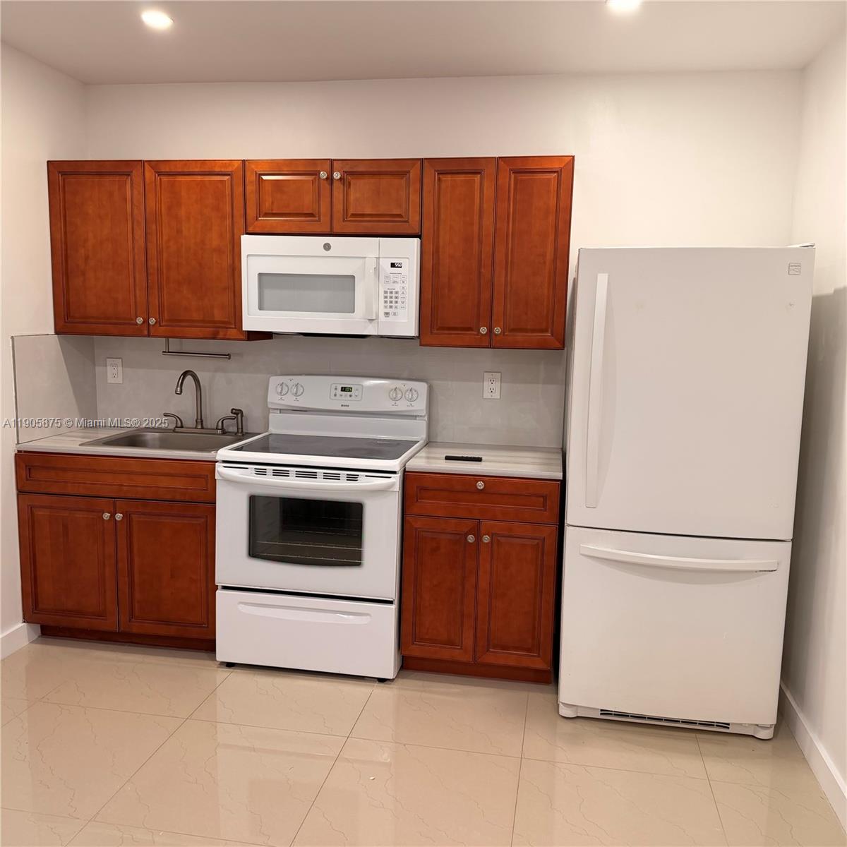 HOLLYWOOD HEIGHTS ESTATES - Residential Lease