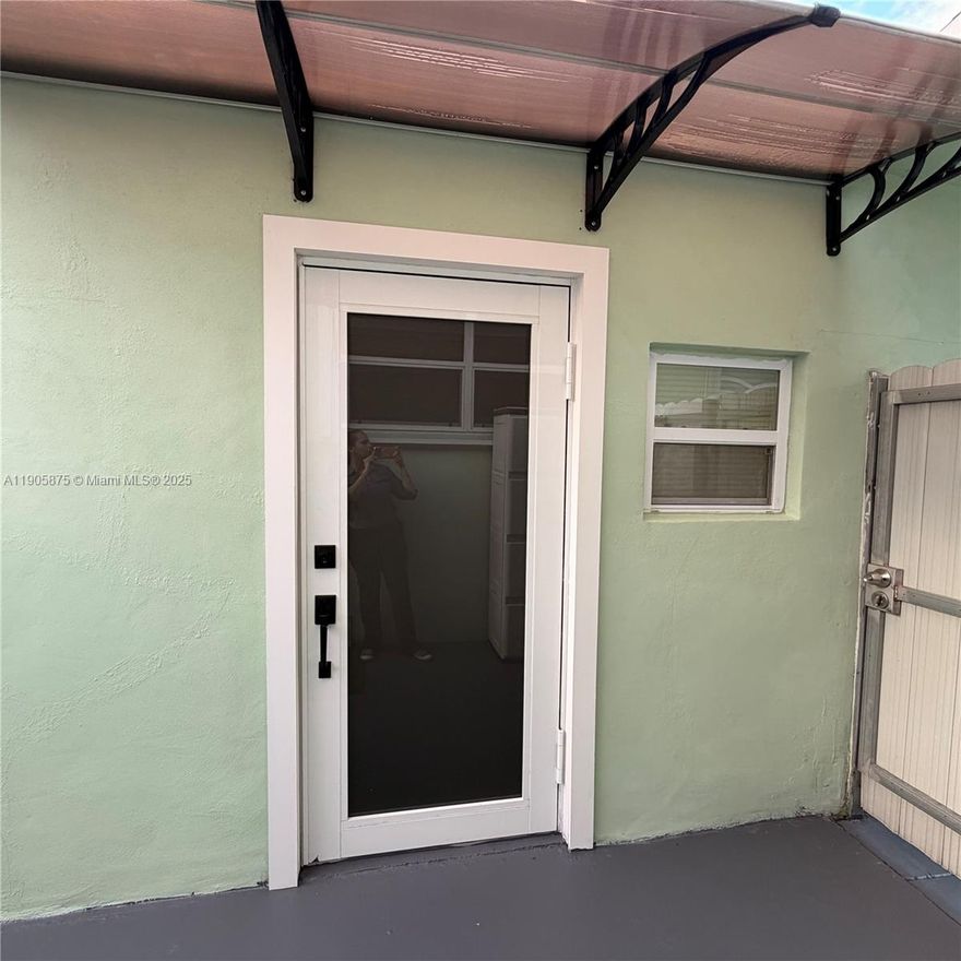 Beautiful Studio Efficiency – Fully Remodeled!
This 500 sq ft studio offers comfort and convenience with water and electricity included. Features a private entrance, 2 parking spaces, and modern finishes throughout. Located near shopping, restaurants, and major roads. Ready for immediate move-in!
No HOA approval required. Listing office must run a background check.
Includes water & electricity, a washer and Dryer.