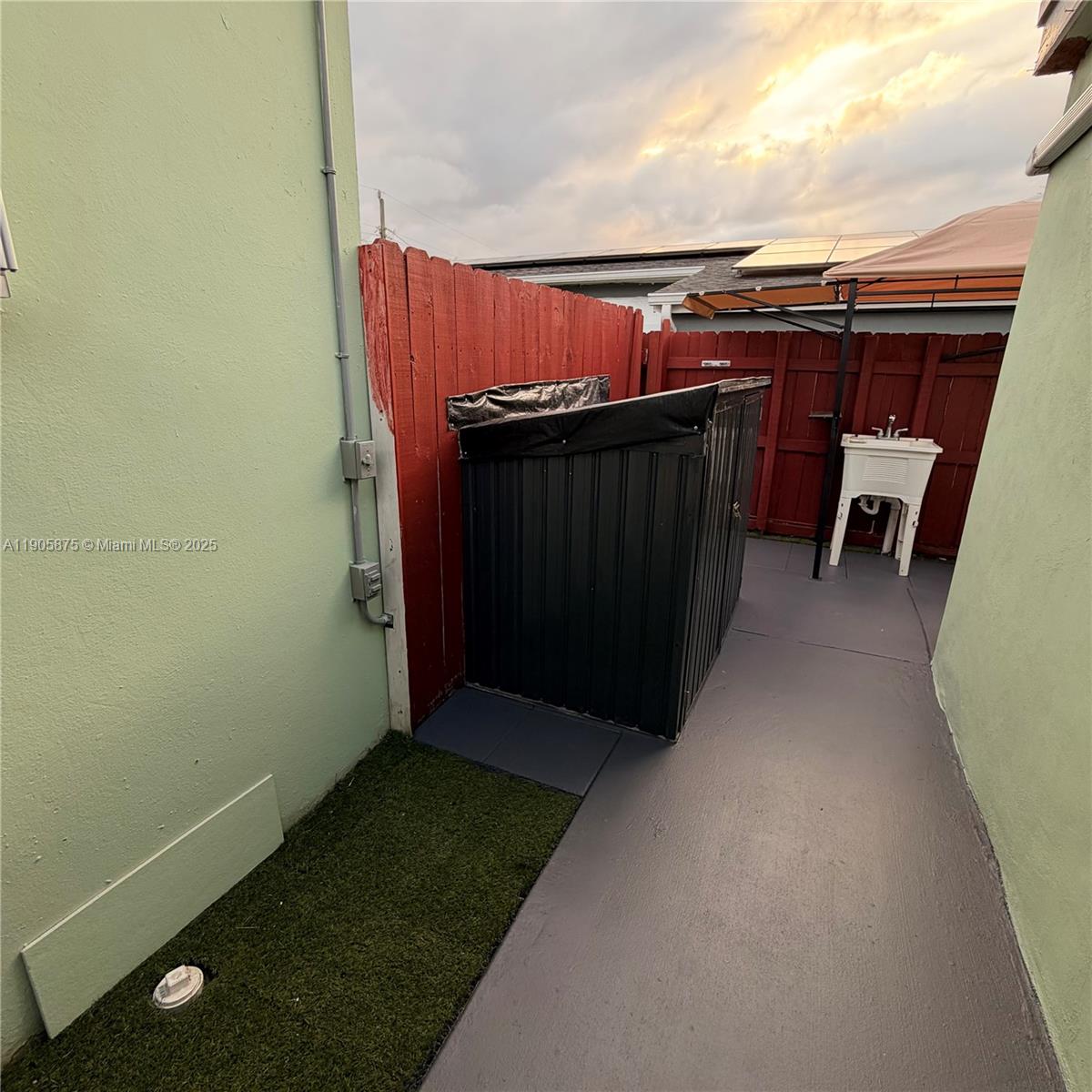 HOLLYWOOD HEIGHTS ESTATES - Residential Lease