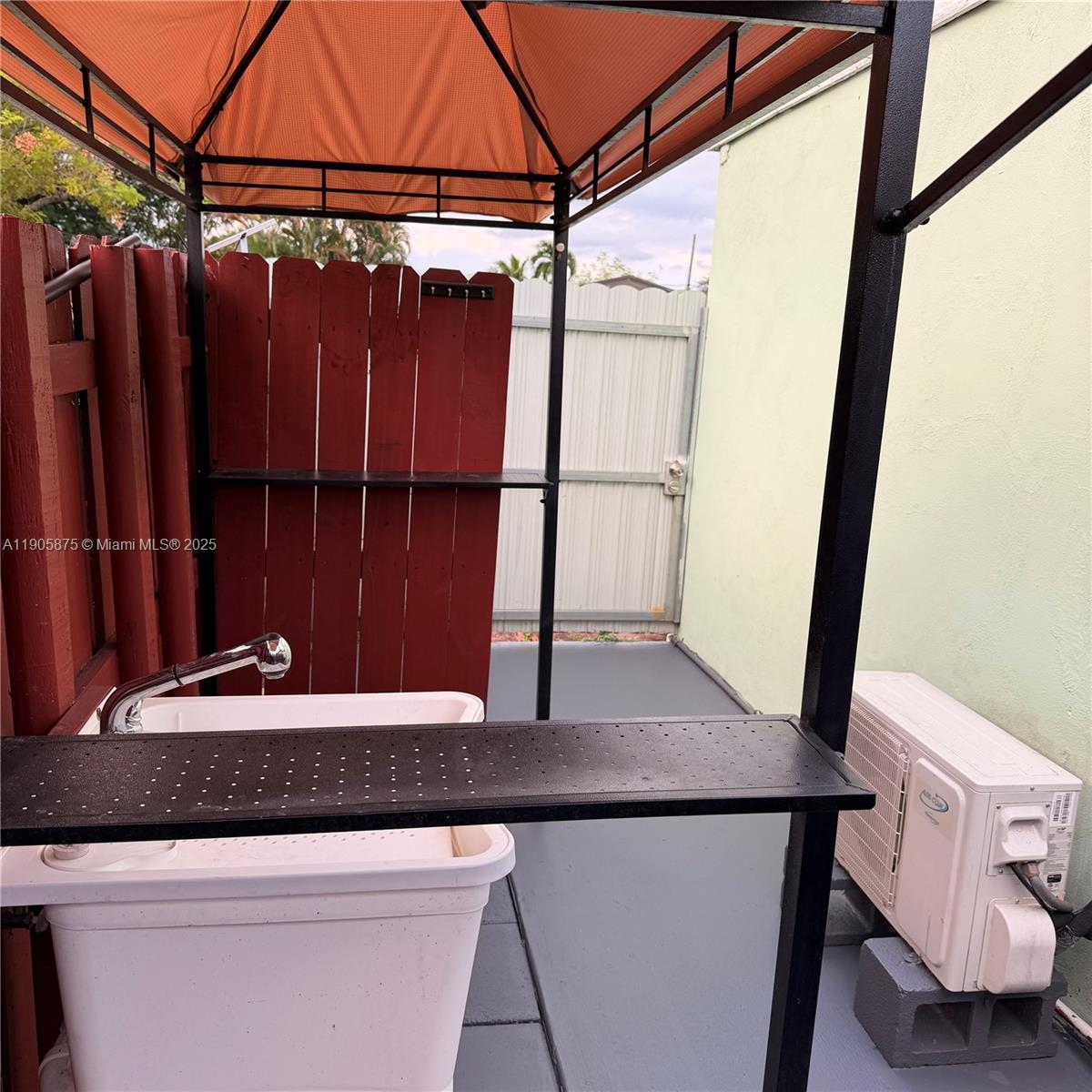 HOLLYWOOD HEIGHTS ESTATES - Residential Lease