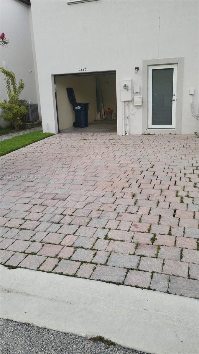 KENDALL COMMONS RESIDENTI - Residential Lease