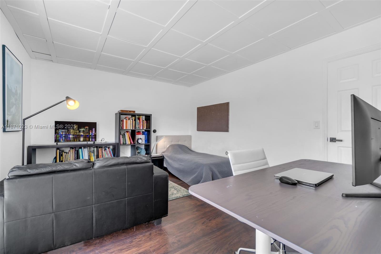 SKY LAKE VILLAS FIRST ADD - Residential