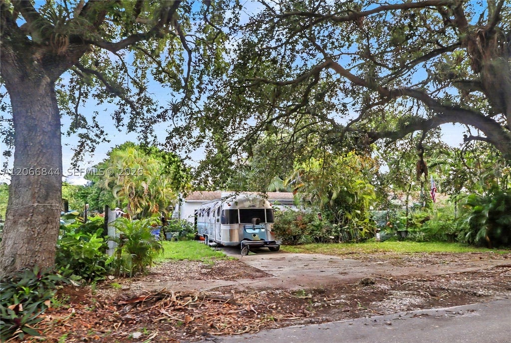 Photo of 2541 Washington St, Hollywood, FL 33020 (MLS # A12066844)