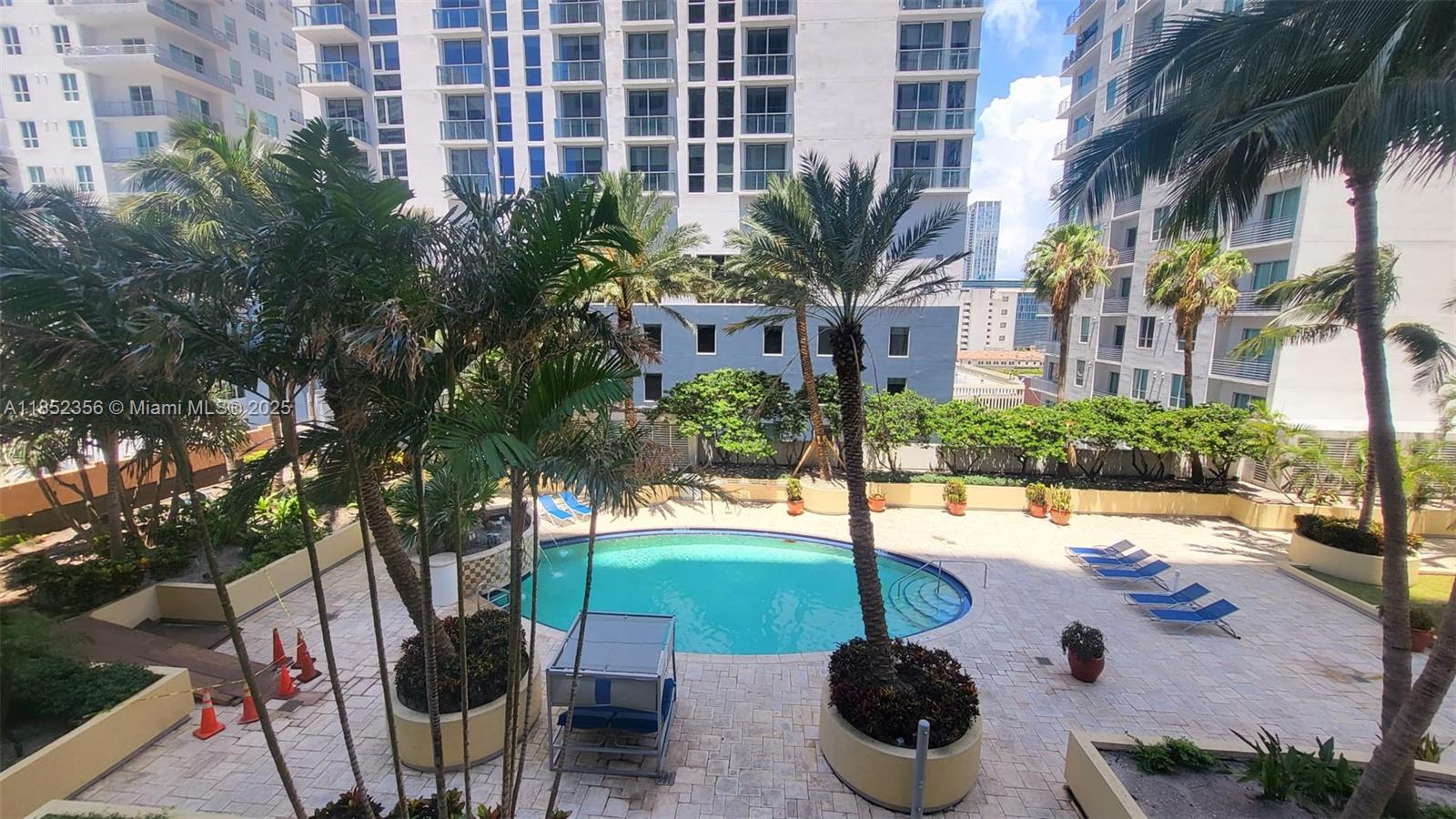 VIZCAYNE SOUTH CONDO - Residential