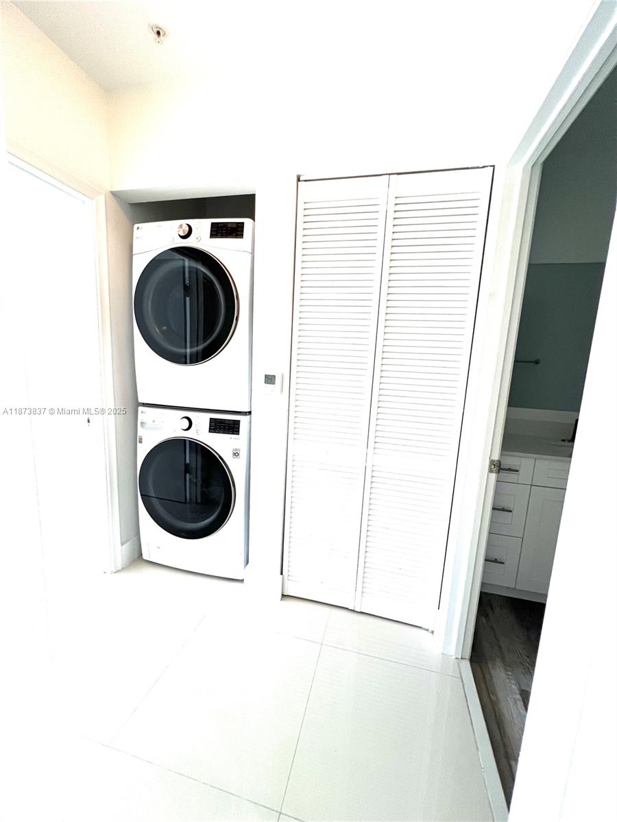 VENTURE AT AVENTURA WEST - Residential