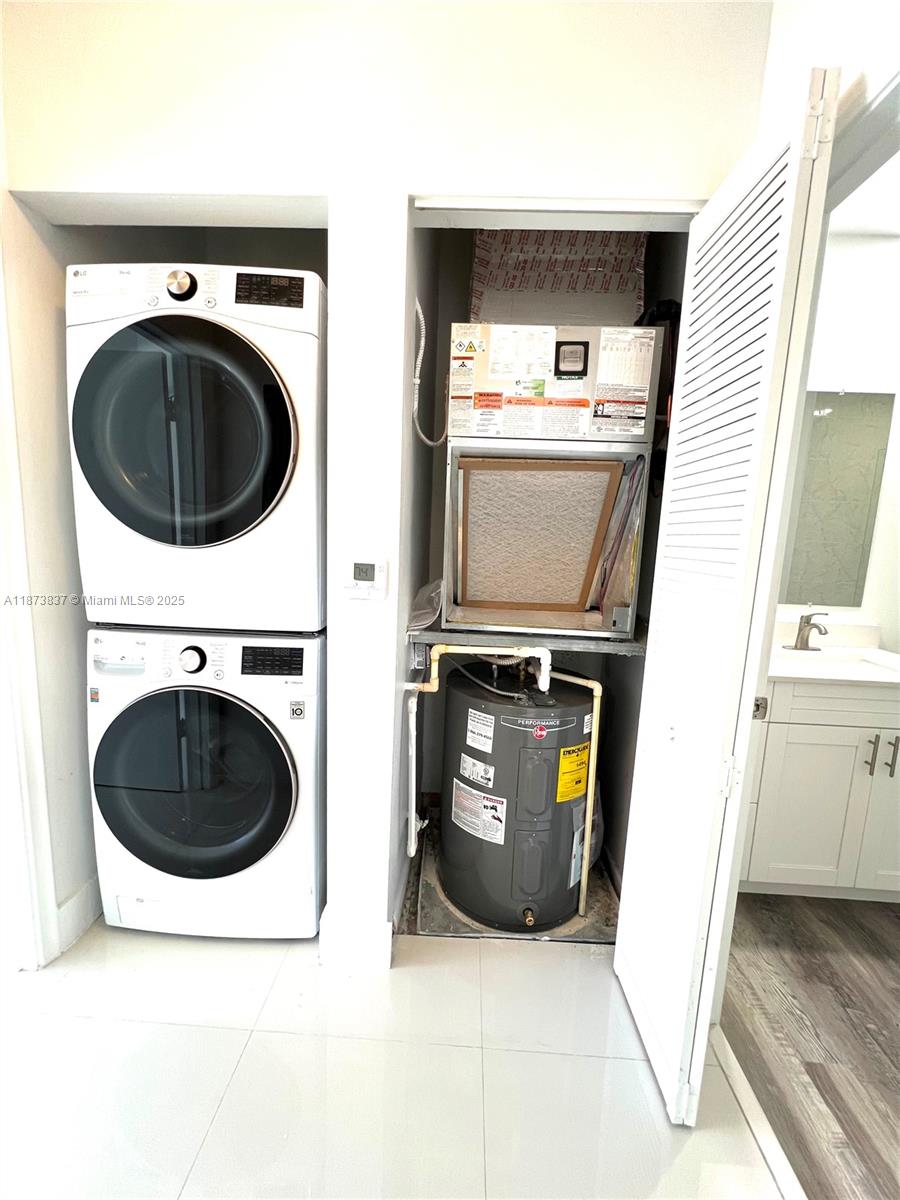 VENTURE AT AVENTURA WEST - Residential