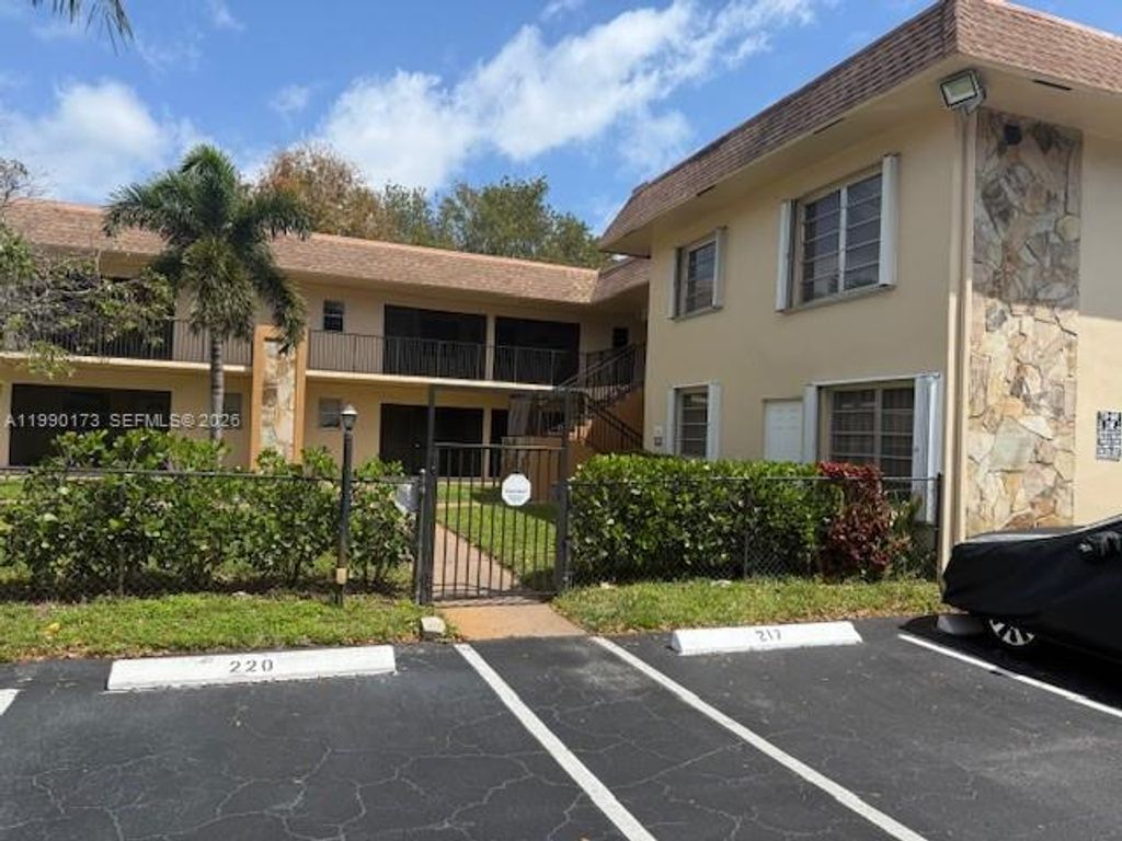 Photo of 421 NE 1st St #219, Hallandale Beach, FL 33009 (MLS # A11990173)