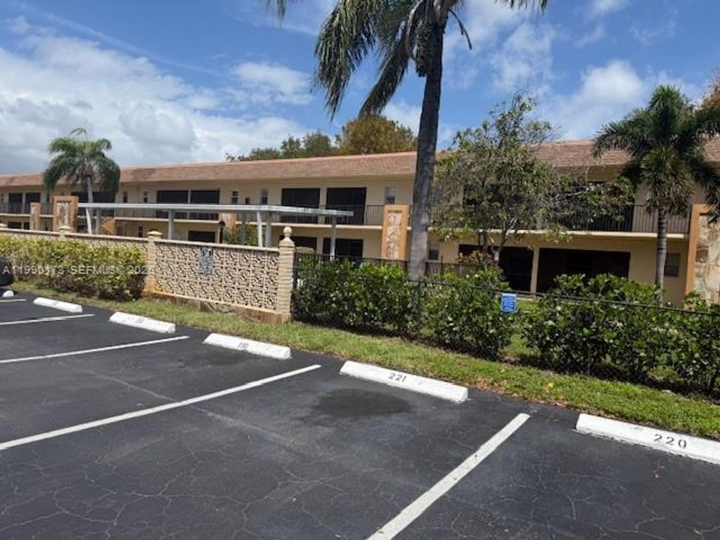 Photo of 421 NE 1st St #219, Hallandale Beach, FL 33009 (MLS # A11990173)