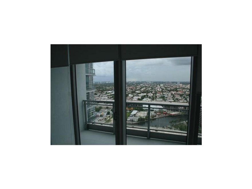 Ready to move in unit at desirable Mint. One bedroom one an a half bathroom. Unit in perfect condition. Porcelain floor all through out. City views. Very easy to show.