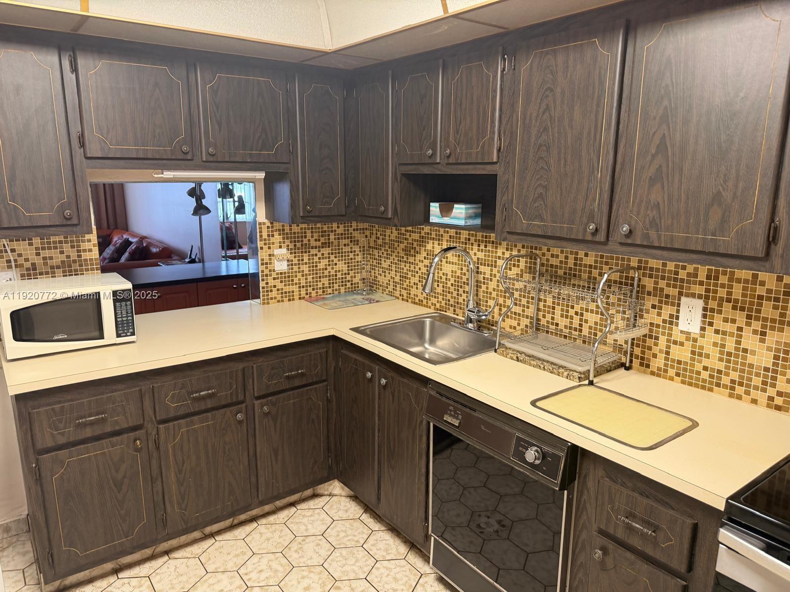 FOURTH GULFSTREAM GARDEN - Residential Lease