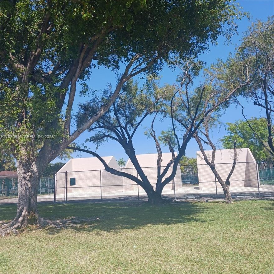 BEATIFUL UNIT 2/2  NEW FLOOR , EXCELENT LOCATION NEXT TO BANKS, SHOPING CENTER,EXCELENTS SCHOOLS.BEATIFUL ATRIUM IN FRONT PRINCEPAL DOOR, NEW ELEVADOR . POOLS, TENNIS, CLUBHAUSE,BASQUETBOLL. SECURITY 24/7. BIG BALCONE FOR ENJOY COFFE AND VINE. NICE NEIGHBORHOODS