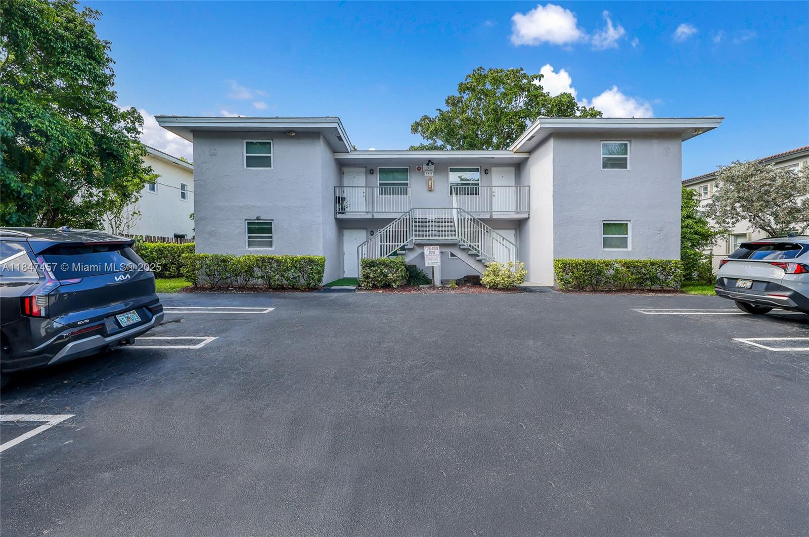 Beautifully maintained 3-bedroom, 2-bathroom unit nestled in a quiet two-storey fourplex in the heart of Coral Springs. Enjoy a spacious living area perfect for relaxing or entertaining, complemented by generous natural light and functional layout. New Kitchen, new bathrooms and new lighting acorss the entire apartment. Laundry room available on site. Whether you're a family, couple, or professional seeking a comfortable place to call home, this unit offers the perfect balance of privacy and convenience. Don't miss out – contact us now to schedule a viewing!
