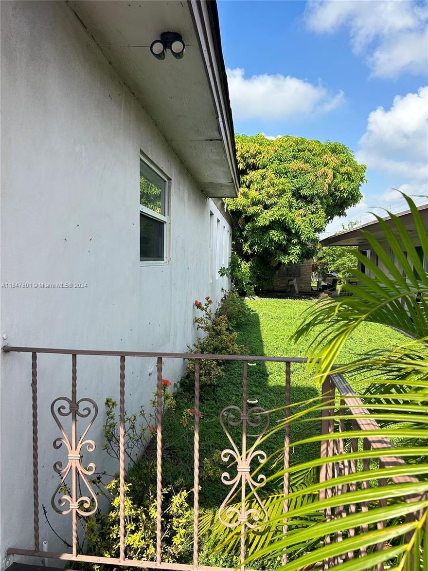 This modern, newly renovated efficiency unit offers a comfortable living space with updated features, perfect for those looking for convenience and style. Located in a great area, just minutes away from Hollywood Circle, providing easy access to dining, shopping, and entertainment. Ideal for singles or couples seeking a cozy and efficient place to call home