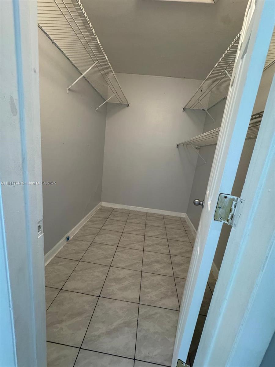 Rental Property at 1522 Ne 34th Ct 11, Oakland Park, Miami-Dade County, Florida - Bedrooms: 1 
Bathrooms: 1  - $1,500 MO.