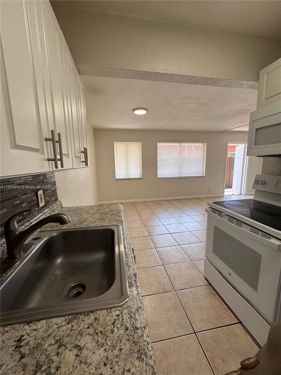 2nd floor apartment for rent in Hollywood! This spacious 2-bedroom, 1-bath unit features a flat monthly water fee of $75 and on-site coin laundry, as well as a pool and 1 parking space included. Pet-friendly with an extra $35 fee. 1st. One month's rent plus a one-month security deposit for move-in.
