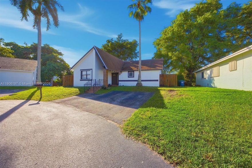 Beautiful single-family home for rent located on a quiet cul-de-sac in Homestead. This property features 3 bedrooms, 2 bathrooms, a remodeled kitchen with stainless steel appliances, vinyl wood-style flooring, and high ceilings that provide plenty of natural light and spaciousness. Well-maintained and move-in ready. Conveniently located near highways, schools, and shopping centers. Don’t miss this opportunity!