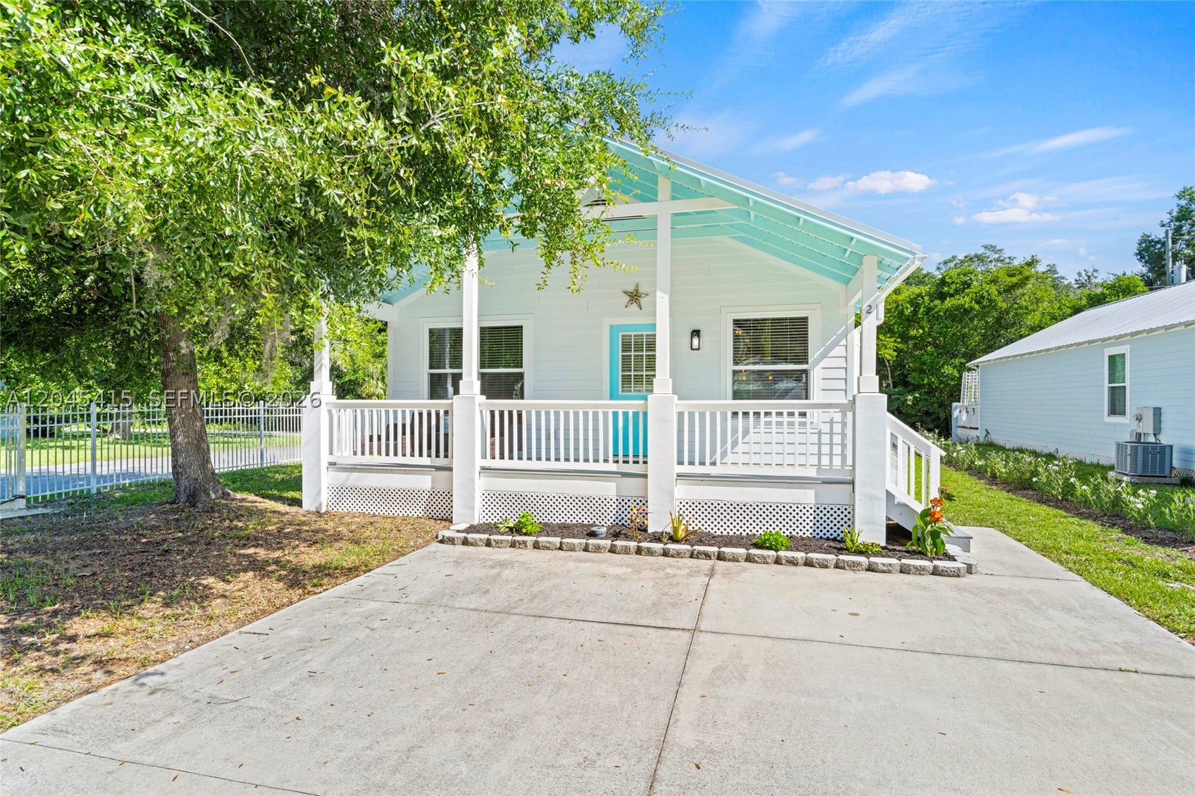2 POINCIANA COVE RD