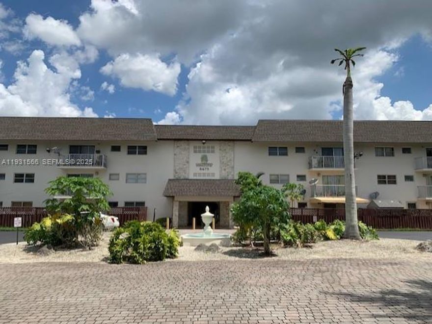 Prime Location! 1 Bed/1 Bath Condo completely upgraded with stainless steel appliances, granite countertops in the kitchen, upgraded bathroom w/incredible finishes, crown molding throughout the unit. Spacious living and bedroom area.