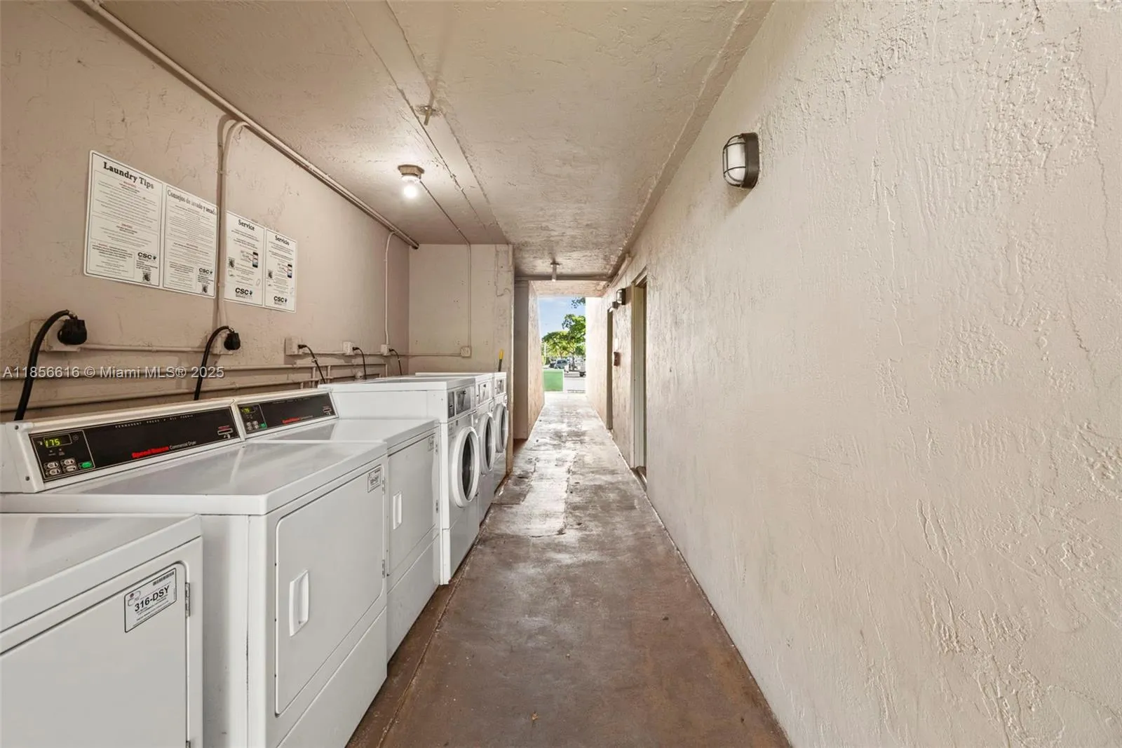 Miami, Florida 33165, United States, 2 Bedrooms Bedrooms, ,1 BathroomBathrooms,Residential,Pending,189285