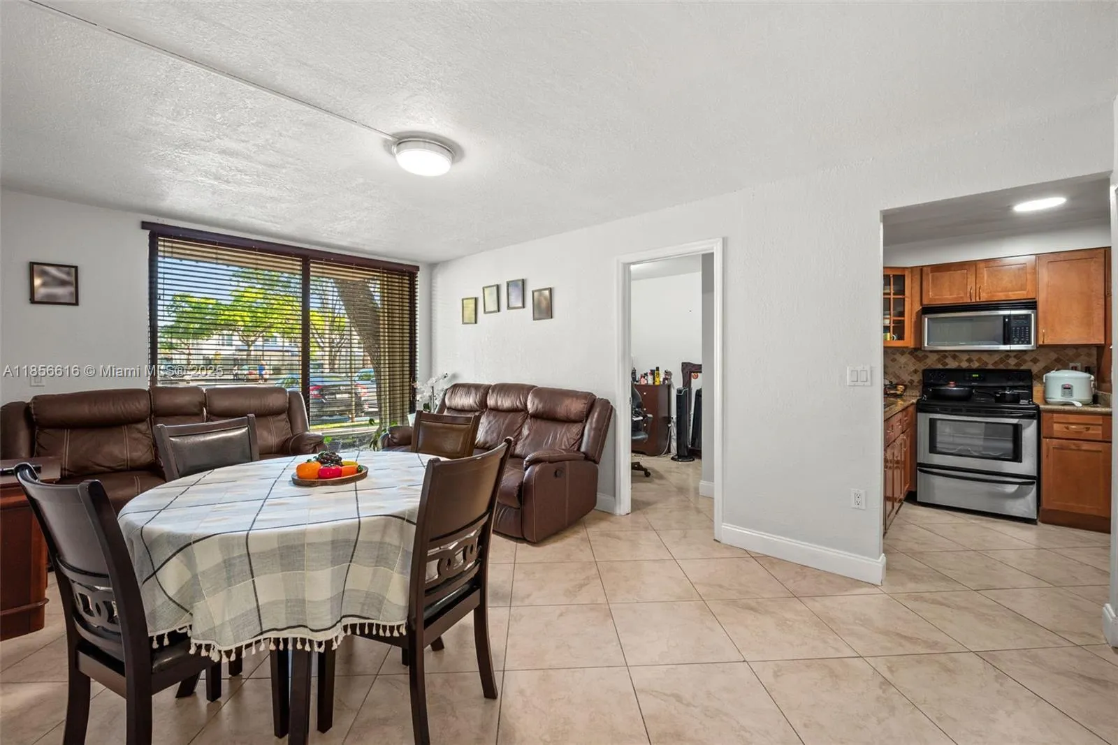 Miami, Florida 33165, United States, 2 Bedrooms Bedrooms, ,1 BathroomBathrooms,Residential,Pending,189285